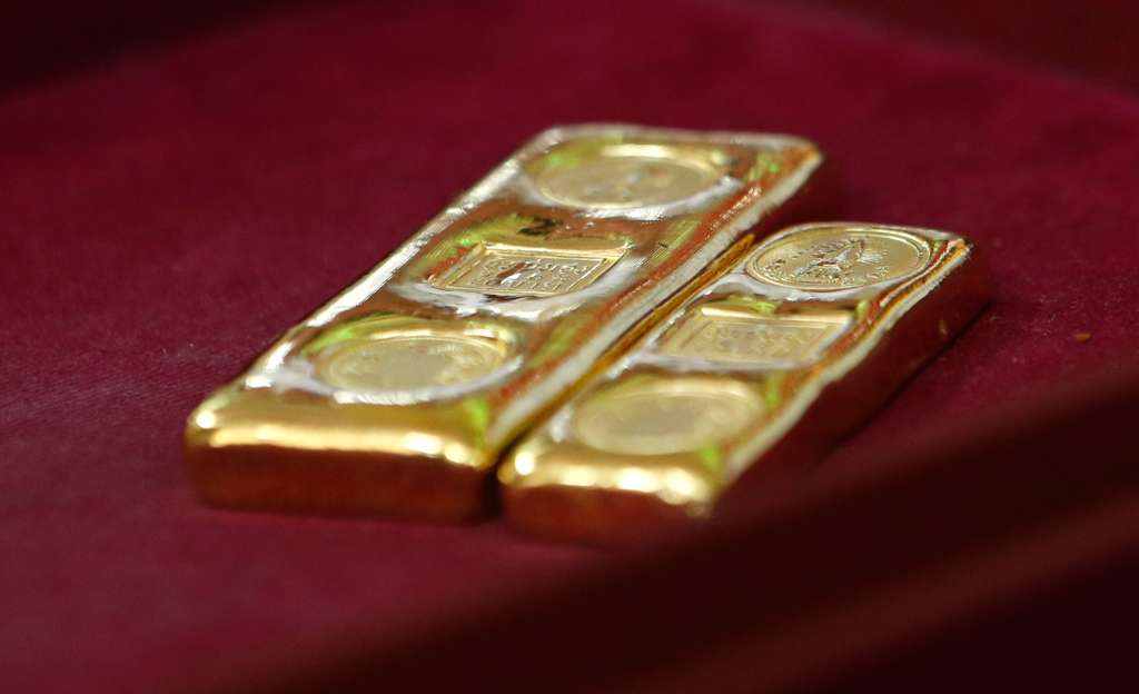Bangkok (Thailand), 01/04/2025.- Gold bars at a gold shop in Bangkok, Thailand, 01 April 2025. Thailand's gold prices are surging to hit record high climbing in line with the global market driven by the impact of the potential US tariffs plans, according to The Gold Traders Association. (Tailandia) EFE/EPA/RUNGROJ YONGRIT