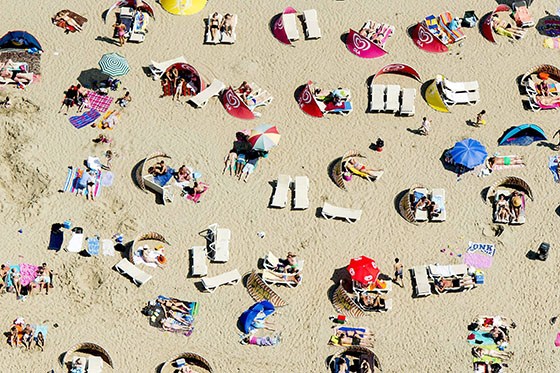 ZAN01. Zandvoort (Netherlands), 07/07/2013.- An aerial view of people on the beach at Zandvoort, The Netherlands, 07 July 2013, enjoying a warm summer day. EFE/EPA/KOEN VAN WEEL