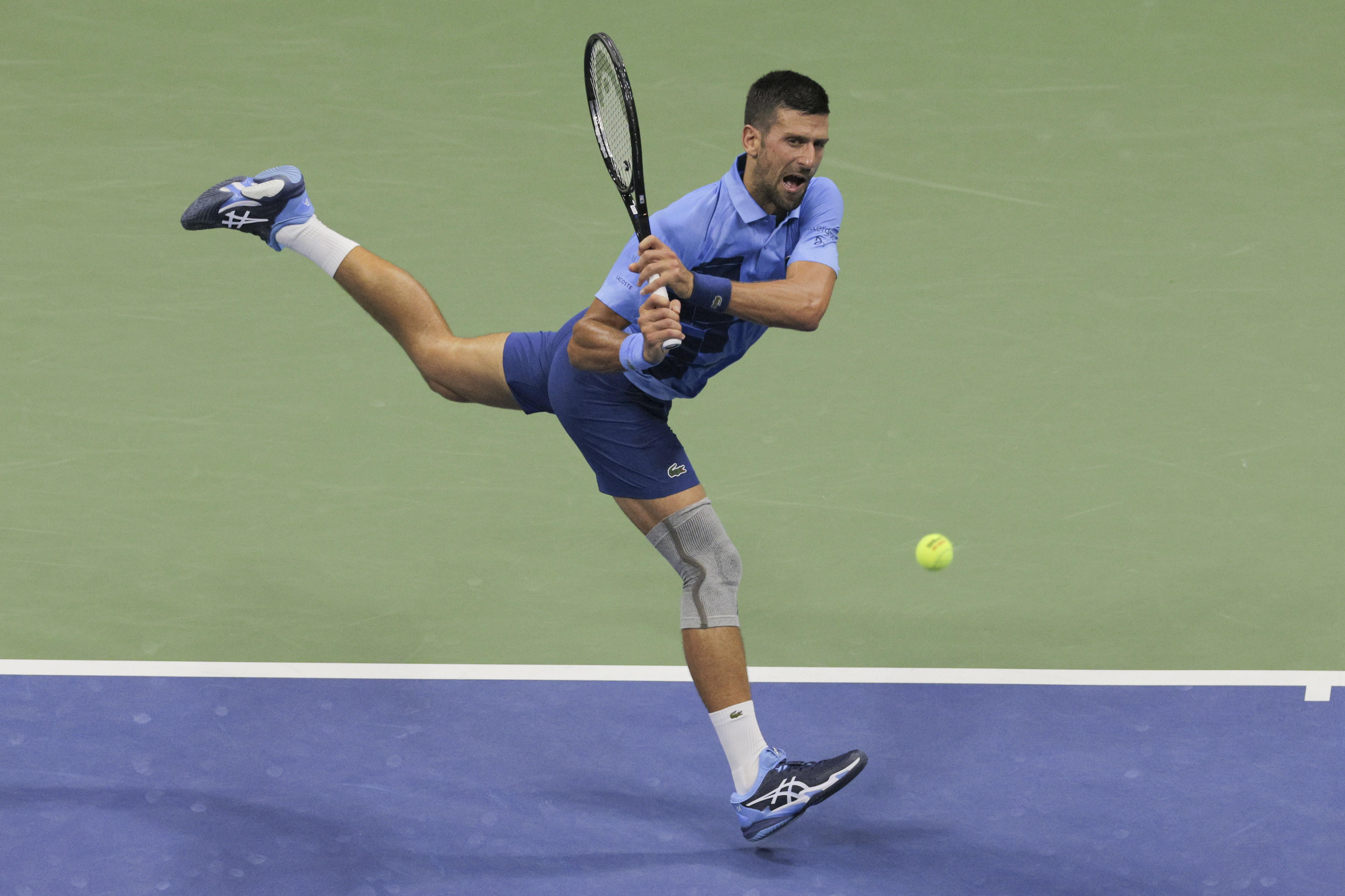 Flushing Meadows (United States), 28/08/2024.- Novak Djokovic of Serbia returns the ball to Laslo Djere of Serbia during their second round match of the US Open Tennis Championships at the USTA Billie Jean King National Tennis Center in Flushing Meadows, New York, USA, 28 August 2024. The US Open tournament runs from 26 August through 08 September. (Tenis, Nueva York) EFE/EPA/BRIAN HIRSCHFELD