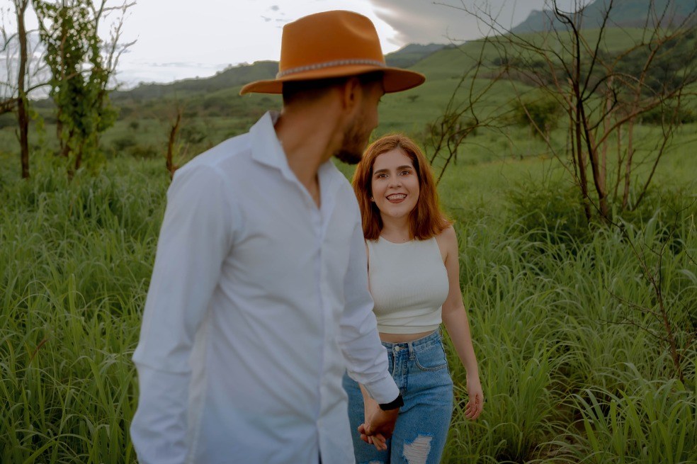 Los motivos por los que una mujer escoge a un hombre pueden estar relacionados a su padre.