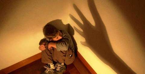 Pareja se declara culpable de torturar a sus hijos en California