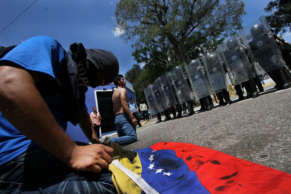 Estudiantes protestan contra el gobierno del presidente de Venezuela, Nicolás Maduro, en San Cristóbal. En estas manifestaciones resultó muerto un joven de 14 años. /AFP