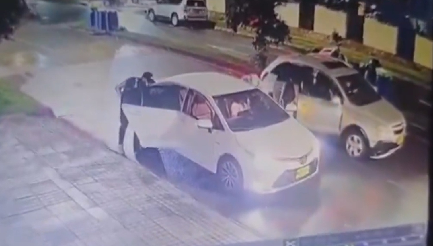 Las mujeres fueron amedrentadas para salir de su vehículo y posteriormente los delincuentes huyeron en el automotor.
