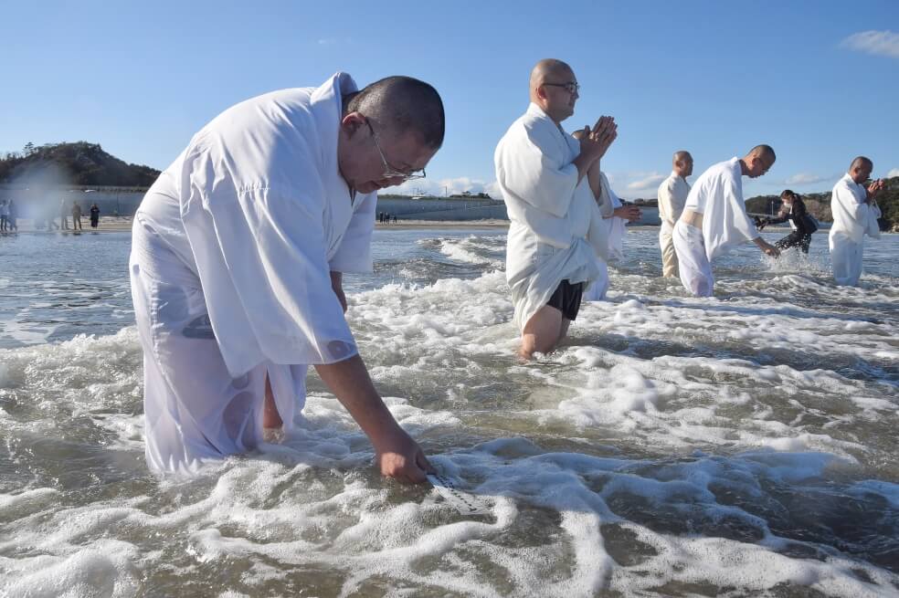 Un grupo de monjes ora por las víctimas del tsunami de 2011 en Japón. / AFP