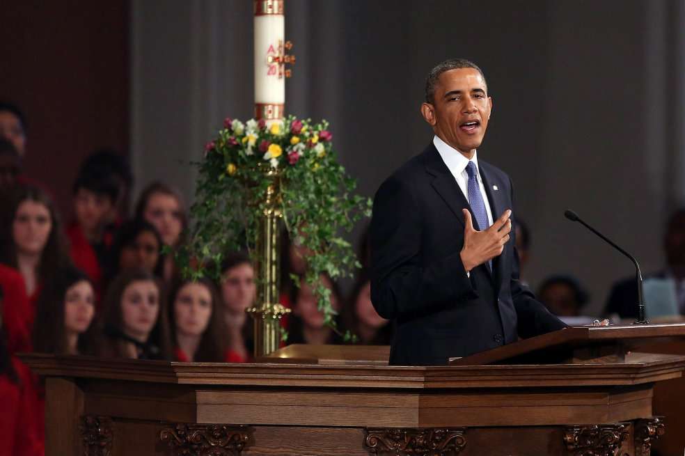 El presidente de EE.UU., Barack Obama, en la catedral católica de Santa Cruz durante el funeral de los tres fallecidos en el doble atentado ocurrido el pasado lunes en la Maratón de Boston. / AFP