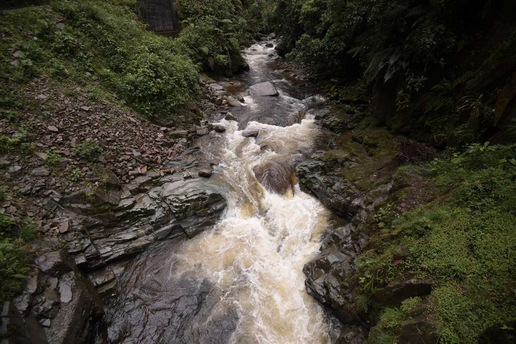 Vía que comunica los municipios de Mocoa y San Francisco, ubicados en la región montañosa del Putumayo.
