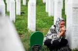 Víctimas de genocidio de Srebrenica anuncian protesta contra el premio Nobel, Peter Handke