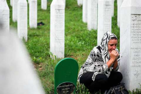 Víctimas de genocidio de Srebrenica anuncian protesta contra el premio Nobel, Peter Handke