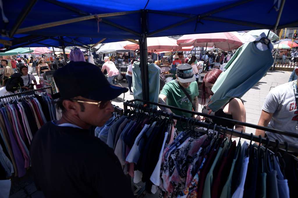 Con desfiles y venta de ropa, este sector apuesta por un mayor reconocimiento y la reactivación de su economía.