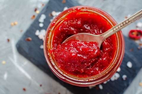 Así se hace un “dip” dulce de pimentón rojo: este es el paso a paso