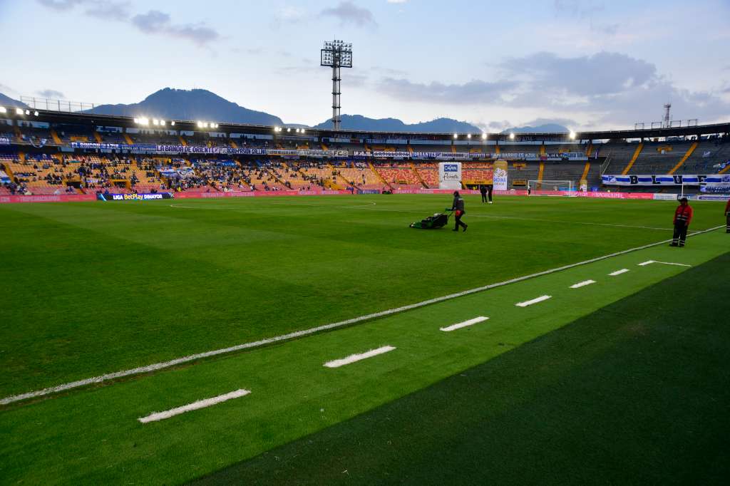 Estado de la gramilla del estadio luego de haber sido cerrado y restaurado como consecuencia de las lluvias en la ciudad