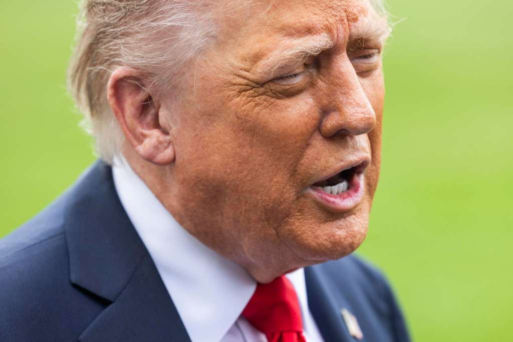 WASHINGTON (United States), 16/09/2025.- US President Donald Trump speaks to reporters as he departs the White House for a three-day state visit to the UK in Washington, DC, USA, 16 September 2025. Trump spoke about the ongoing war in Gaza, tariffs, and his trip to the UK. EFE/EPA/JIM LO SCALZO