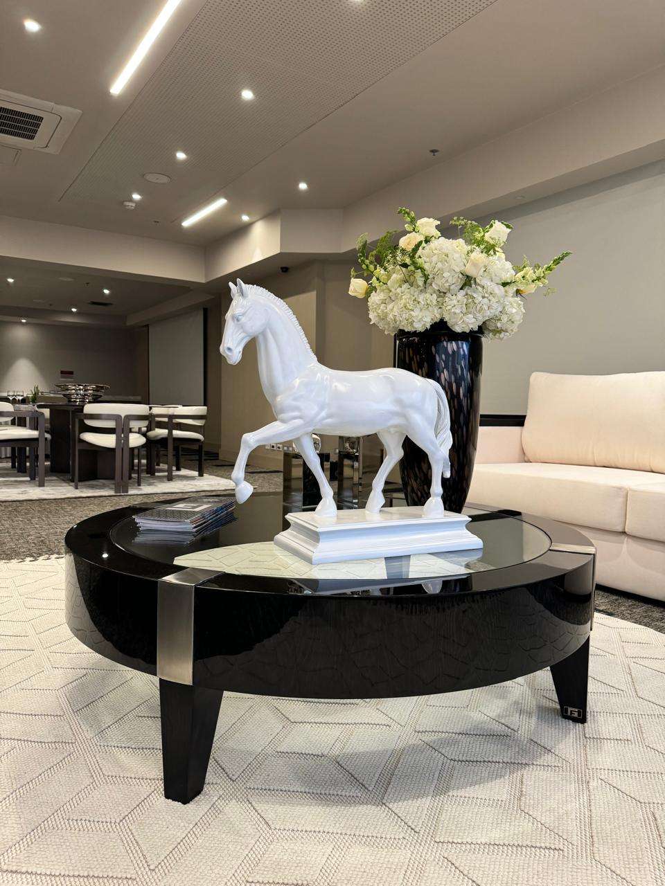 Fernando García, el decorador de los famosos, lanza su colección 2025 en el hotel NH Collection Bogotá WTC