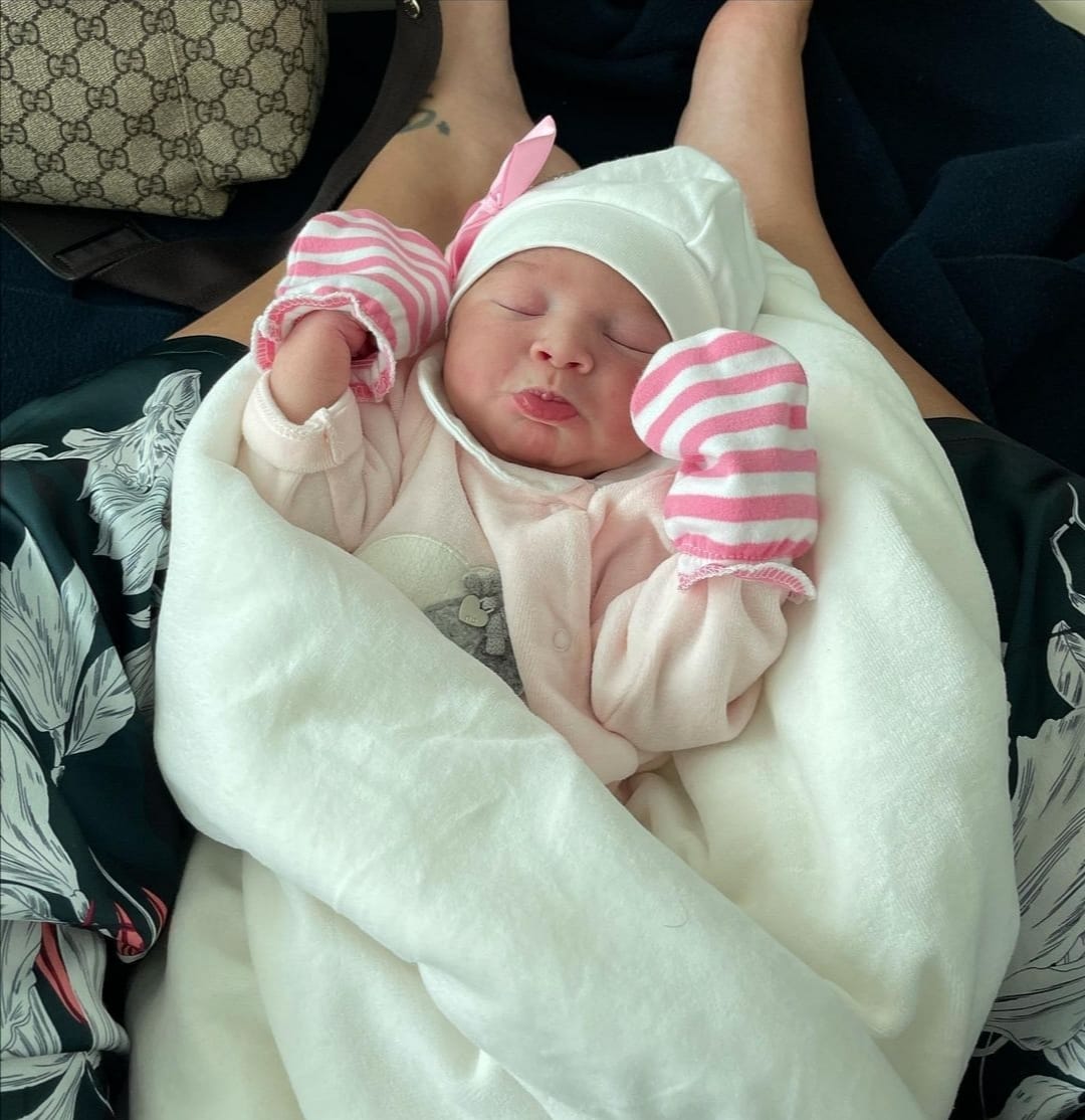 Con esta foto Andrea Valdiri presentó oficialmente a su hija Adhara
