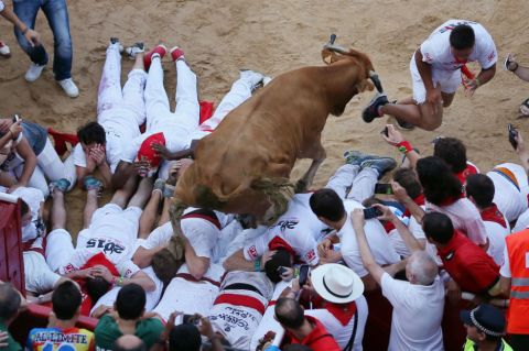 Tres corneados en primer encierro de San Fermín en España