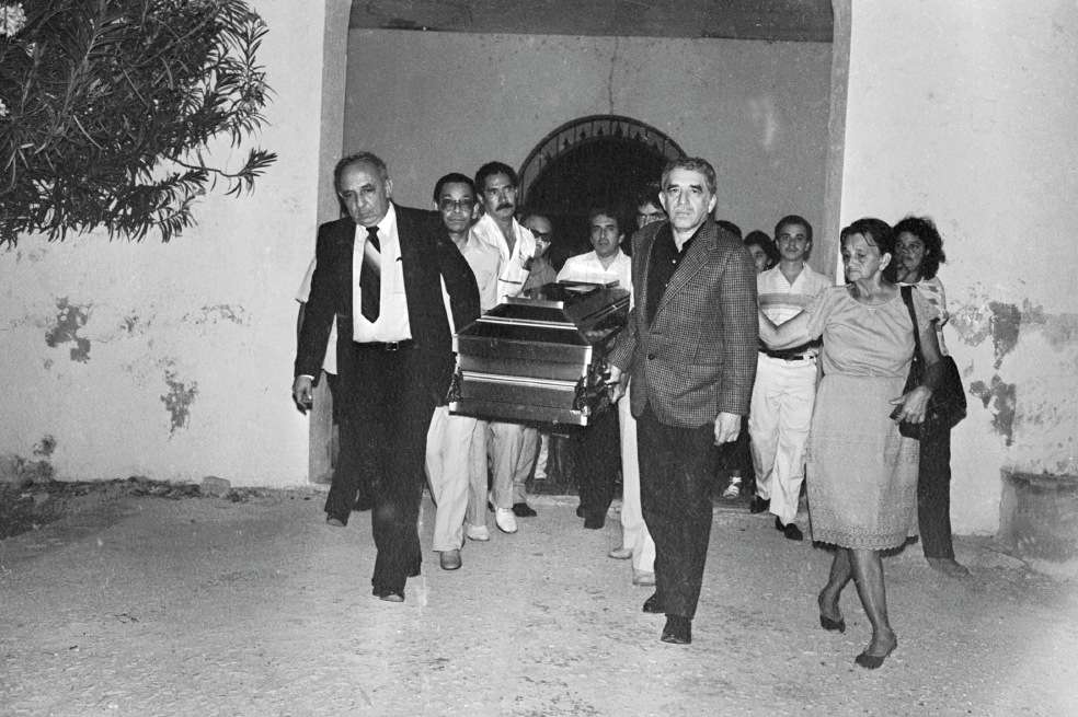 Gabriel García Márquez el día del sepelio de de su padre, Gabriel Eligio. /Archivo - El Espectador