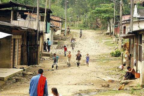 Denuncian desplazamiento en Apartadó provocado por las Farc