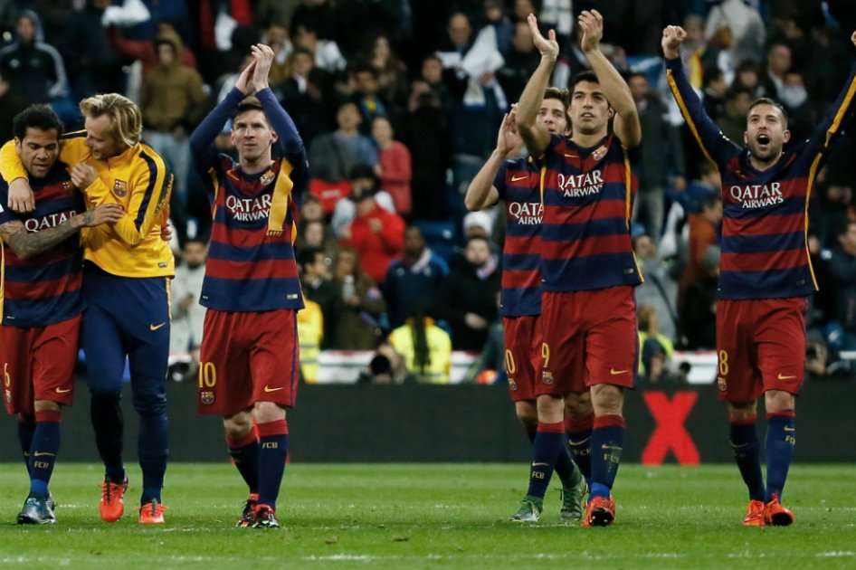 Los futbolistas de Barcelona tras el triunfo 0-4 sobre el Real Madrid. / EFE