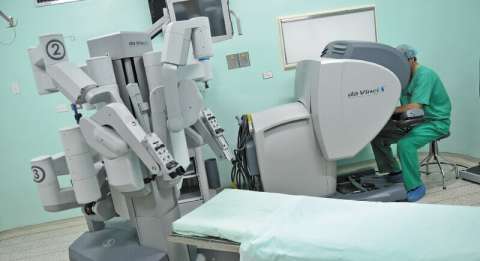 Estudiantes de medicina practican procedimientos quirúrgicos con impresiones 3D