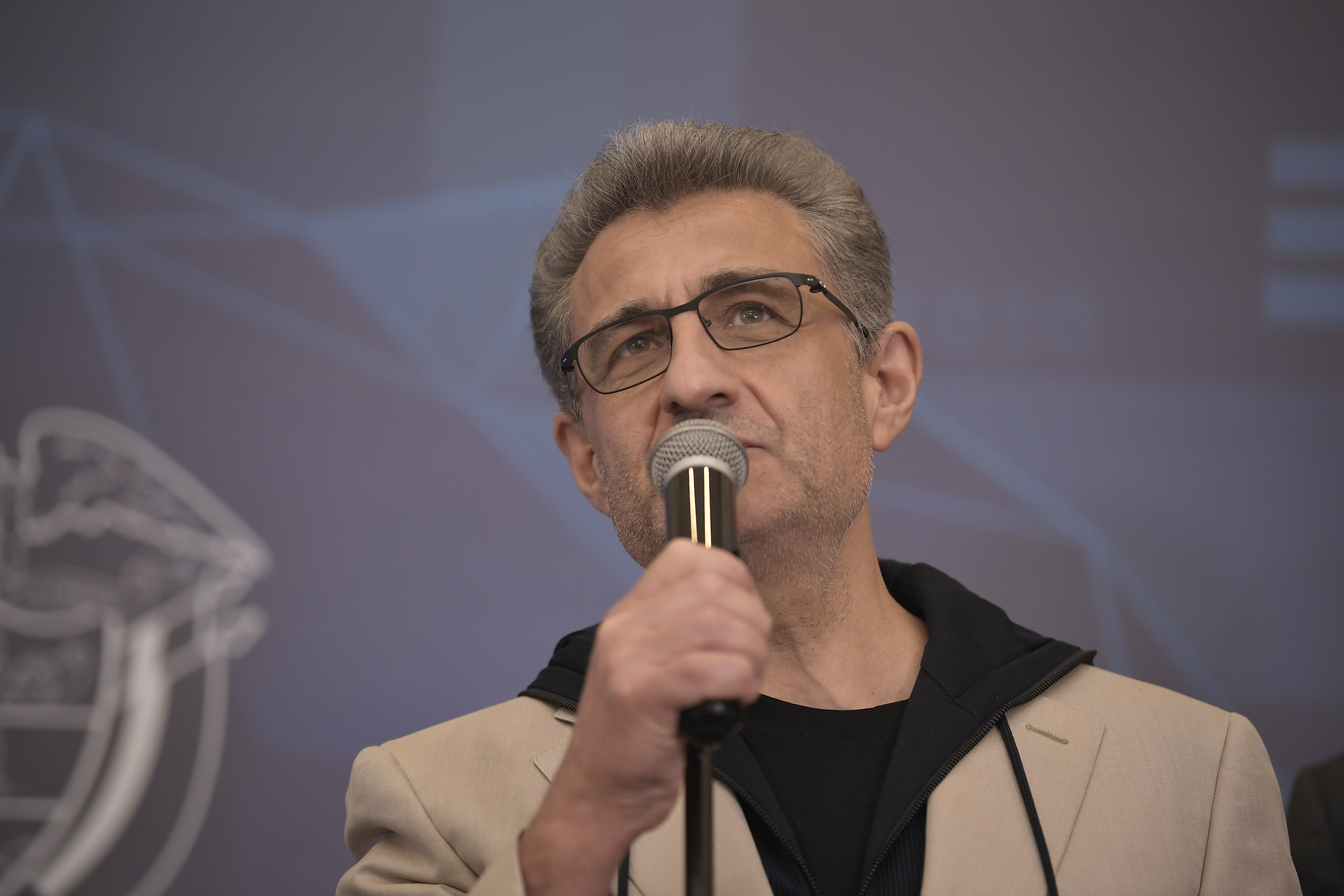 Gerente de SUR Holdings, en rueda de prensa anunciando la continuidad en Colombia de la empresa de telecomunicaciones, luego de su proceso de reorganización.