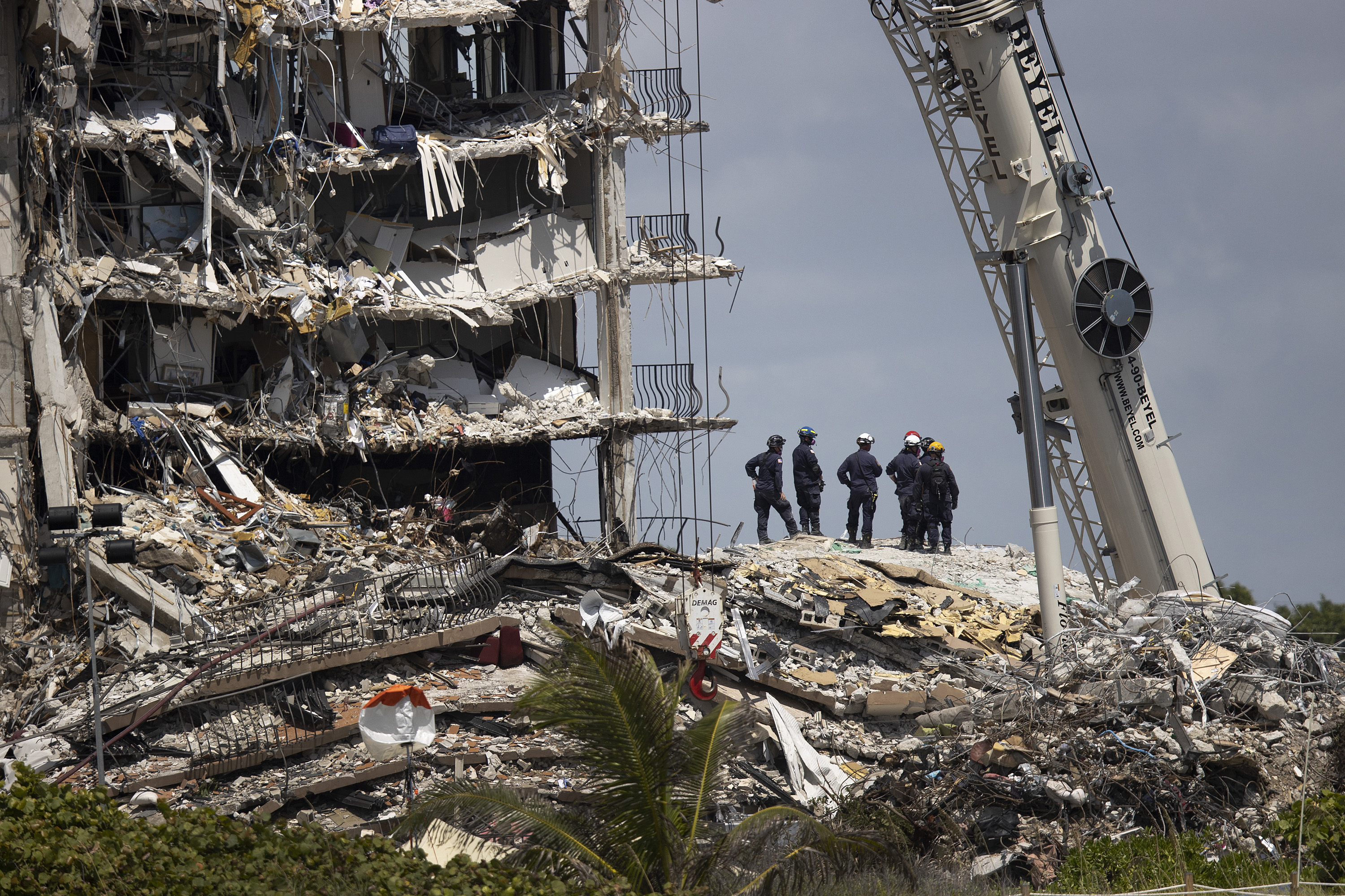 El jueves, antes del amanecer, se derrumbaron los 12 pisos de este complejo con vistas al mar, llamado Champlain Towers. La tragedia afectó a unos 55 apartamentos. Las autoridades no han determinado el motivo del derrumbe, y eso podría tardar meses.