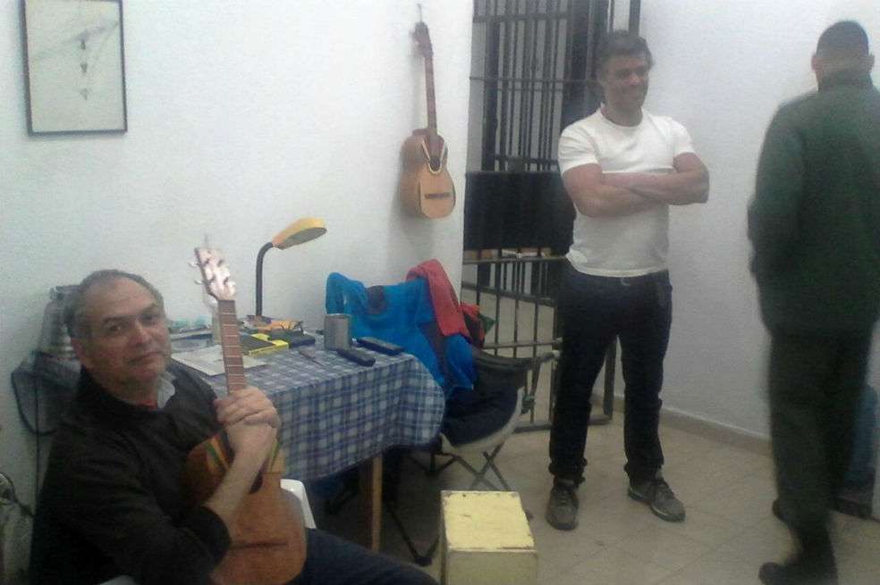 Esta sería una foto reciente del líder opositor Leopoldo López, tomada el 2 de marzo, de acuerdo con el periodista. / Twitter @mangozurda