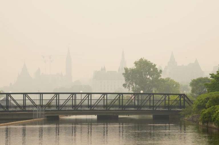 El humo de los incendios forestales, sobre la colina del Parlamento en Ottawa el martes 6 de junio de 2023.