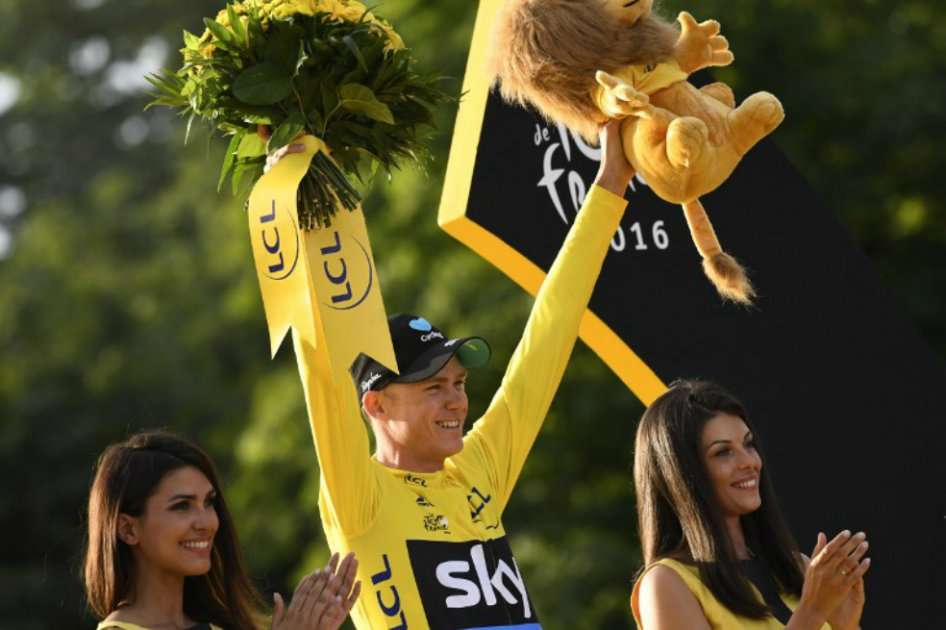 El británico Chris Froome celebra un nuevo título en la carrera más importante del mundo. / AFP