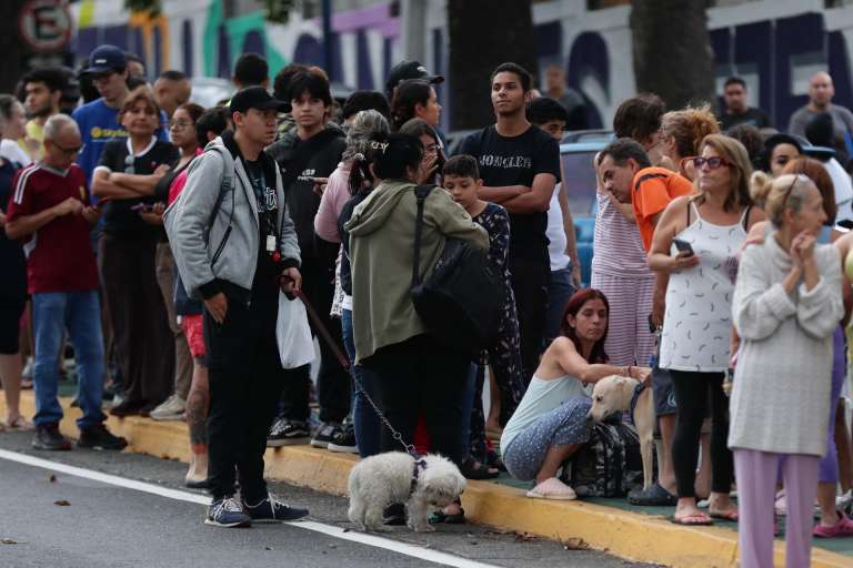 AME4085. CARACAS (VENEZUELA), 24/06/2026.- Personas esperan afuera de sus viviendas este miércoles, luego de dos fuertes terremotos que sacudieron el Caribe venezolano en Caracas (Venezuela). El evento principal fue un sismo de magnitud 7,5, informó el sistema oficial de alerta de tsunamis de Estados Unidos. EFE/ Ronald Peña R.