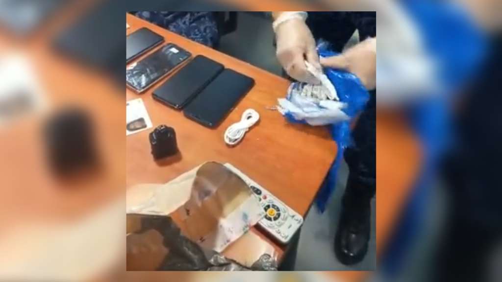 Mujer con una barriga de trapo quería entrar celulares y aguardiente a La Picota