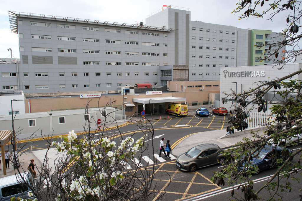 GRAFCAN3395. SANTA CRUZ DE TENERIFE, 06/05/2026.- El Hospital Universitario Nuestra Señora de la Candelaria en Santa Cruz de Tenerife, donde va a ser trasladado el médico de a bordo del crucero neerlandés MV Hondius, que va a ser evacuado en avión en breve. Se trata de una decisión tomada por el Ministerio de Sanidad dentro del acuerdo al que ha llegado con la Organización Mundial de la Salud (OMS) para prestar ayuda al crucero neerlandés MV Hondius, ahora fondeado en Cabo Verde. EFE/Alberto Valdés