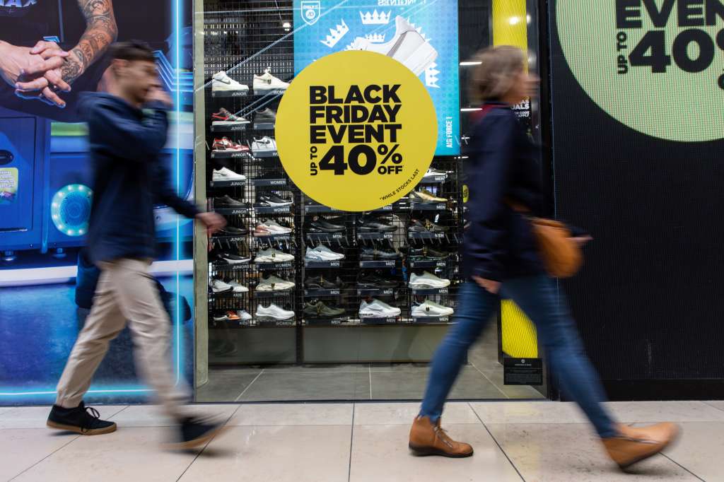 Melbourne (Australia), 25/11/2022.- A store advertises a Black Friday sale at Chadstone Shopping Centre, in Melbourne, Australia, 25 November 2022. Black Friday is set to outstrip the traditional Boxing Day shopping frenzy with a $6.2 billion expected spend. EFE/EPA/DIEGO FEDELE AUSTRALIA AND NEW ZEALAND OUT