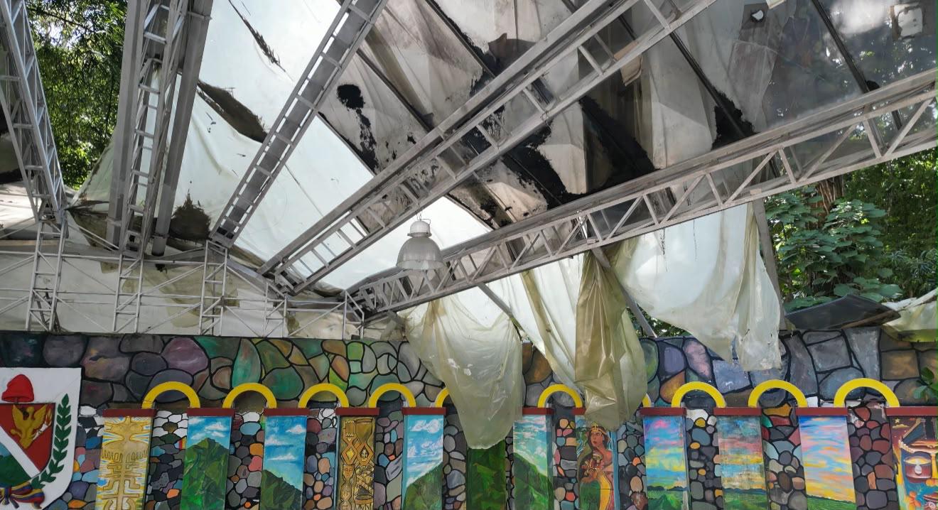 Así se veía la Concha Acústica de Ibagué antes de su recuperación. Las bolsas en el techo servían de cubierta ante el deterioro.