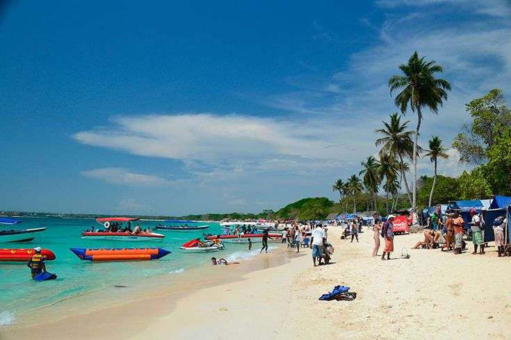 Playa Blanca también ofrece una gran variedad de actividades acuáticas, como kayak, paddleboard y buceo, para aquellos que buscan un poco más de emoción.