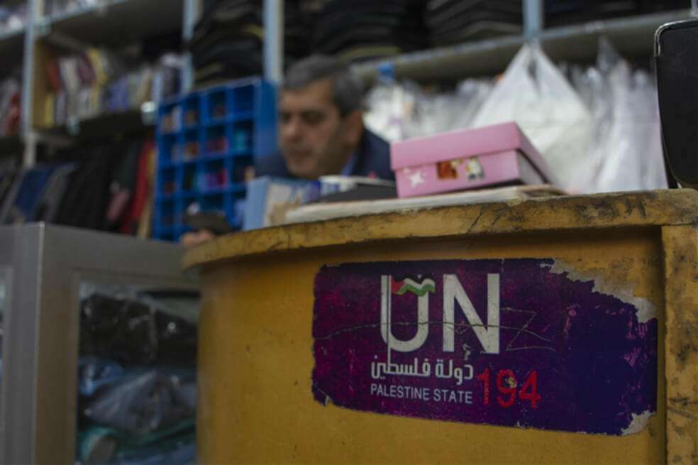 Alí Nofal, migrante palestino radicado en Colombia, atiende 'La nueva galería de la once', uno de los almacenes de ropa que tiene en el centro de Bogotá, en la carrera novena con calle once. / Agencia Anadolu