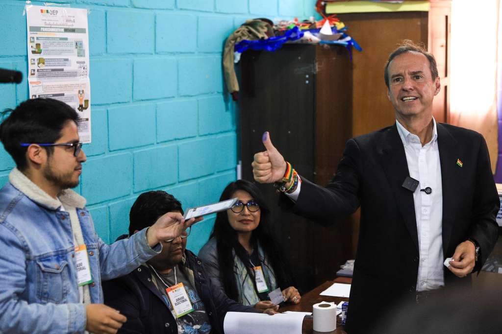 AME9733. LA PAZ (BOLIVIA), 19/10/2025.- El candidato a la Presidencia de Bolivia por la alianza Libre, Jorge Tuto Quiroga, posa antes de votar este domingo, en la segunda vuelta electoral para escoger presidente y vicepresidente, en La paz (Bolivia). Quiroga afirmó que ir a votar esta jornada es "una oportunidad histórica" para cambiar Bolivia "por mucho tiempo", en la inédita segunda vuelta presidencial. EFE/ Gabriel Márquez