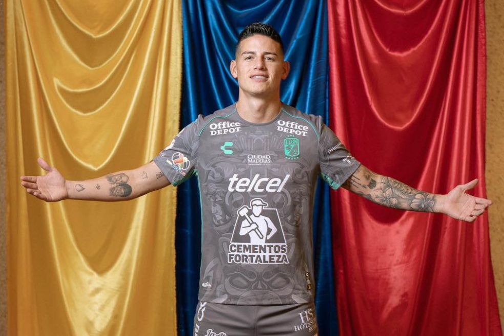 El futbolista colombiano James Rodríguez posa con la indumentaria del Club León, su nuevo equipo.