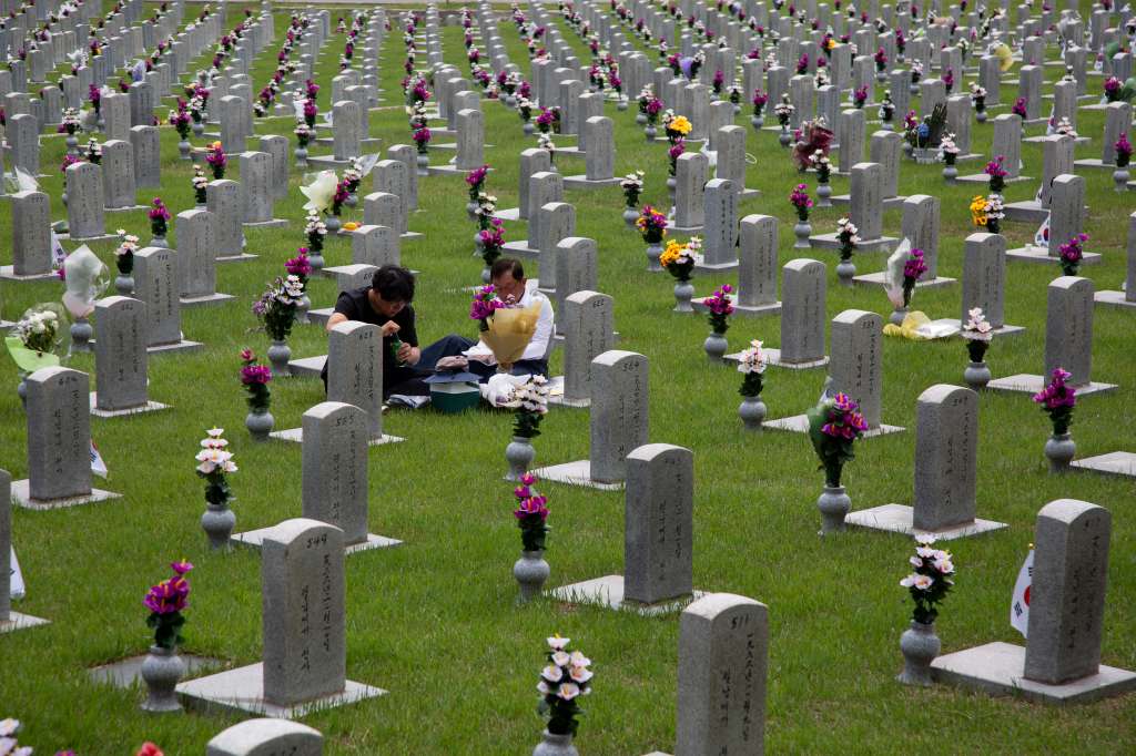 -FOTODELDÍA- EA1138. SEÚL, 05/06/2023.- Surcoreanos visitan la tumba de un familiar en el Cementerio Nacional de Seúl, este lunes. Corea del Sur conmemora cada 6 de junio el Día de las víctimas de la Guerra de Corea. EFE/ Jeon Heon-kyun