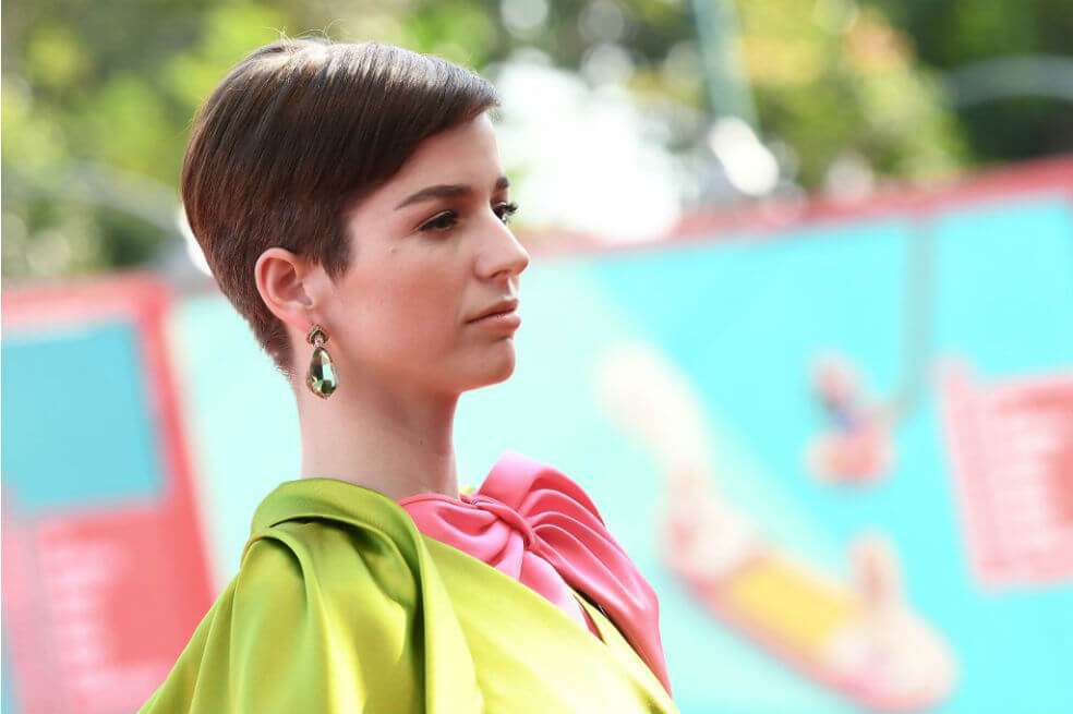 Hija de artistas visuales, nieta de dramaturgo y sobrina de la conocida actriz chilena Claudia di Girolamo, Mariana comenzó a estudiar obstetricia, pero finalmente la sangre se impuso y probó suerte en la televisión, con series como "Pituca sin Lucas" hasta la reciente "Río Oscuro". / AFP