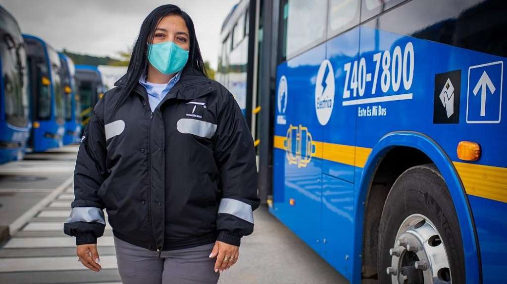 Más de 450 mujeres en Bogotá podrán trabajar manejando buses de Transmilenio