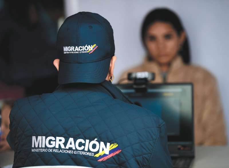 Migración, y otras dos entidades, habrían cometido irregularidades en la contratación de expedición de cédulas de extranjería y pasaportes.