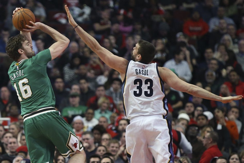 Los hermanos Gasol en el partido entre Memphis Grizzlies y los Chicago Bulls. Foto: AFP