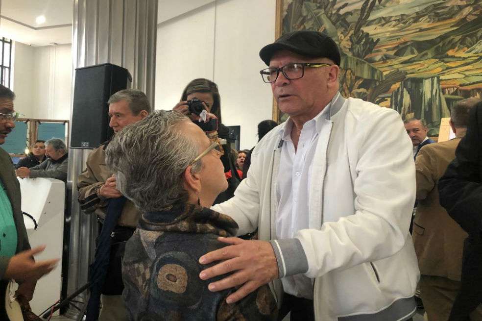 Iván Roberto Duque, junto a la comisionada de la verdad, Lucía González, en un evento que realizó la Comisión el pasado viernes. / Cortesía.