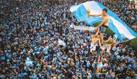 Video: hincha argentino murió después de caer de un techo durante la celebración