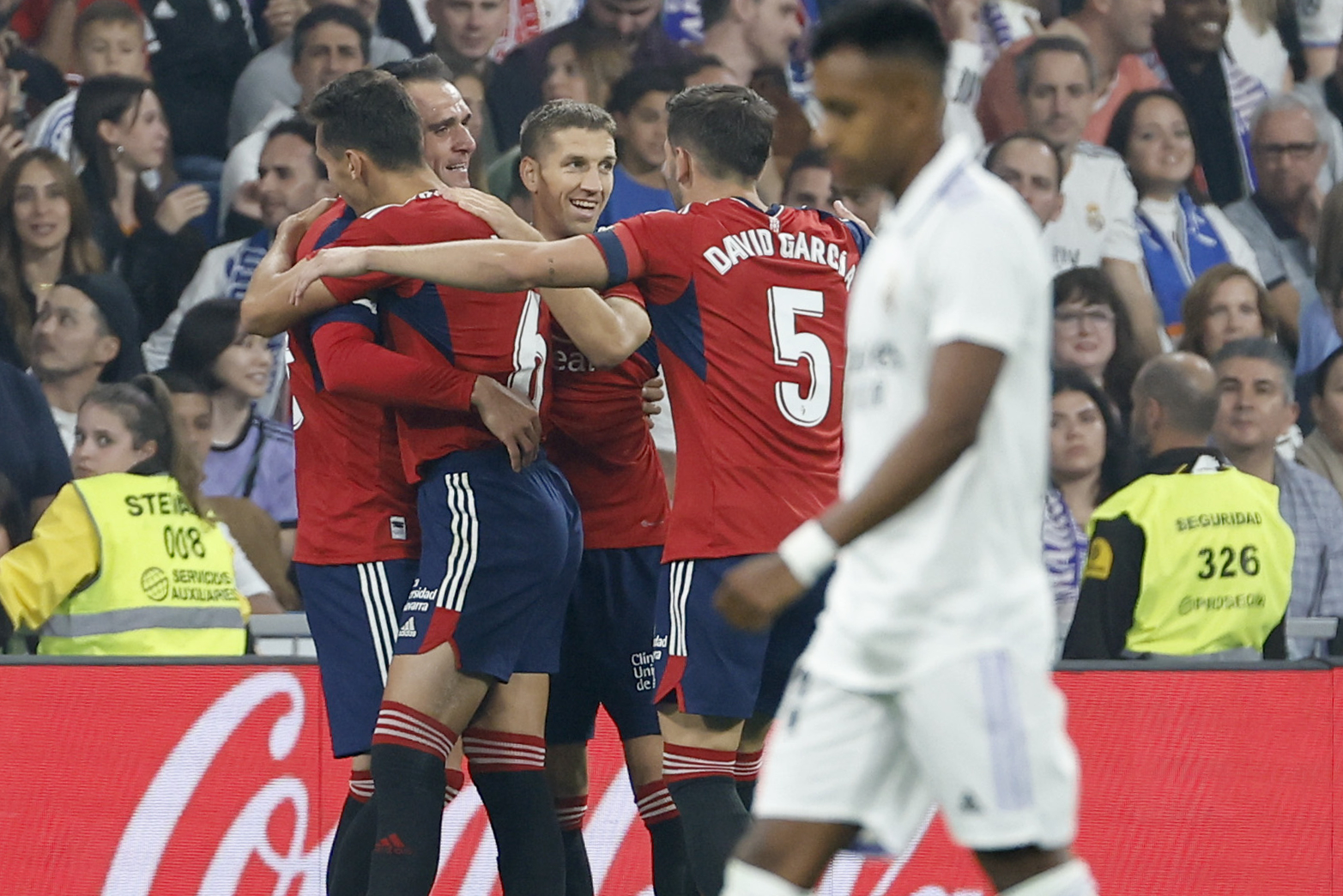 MADRID, 02/10/2022.-El delantero de Osasuna Kike García (i), celebra su gol contra el Real Madrid, durante el partido de la jornada 7 de LaLiga Santander este domingo en el estadio Santiago Bernabéu.- EFE / Chema Moya