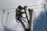 Comunidad inconforme amarró a trabajador de Electricaribe a un poste