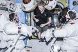 Astronautas inician caminata espacial