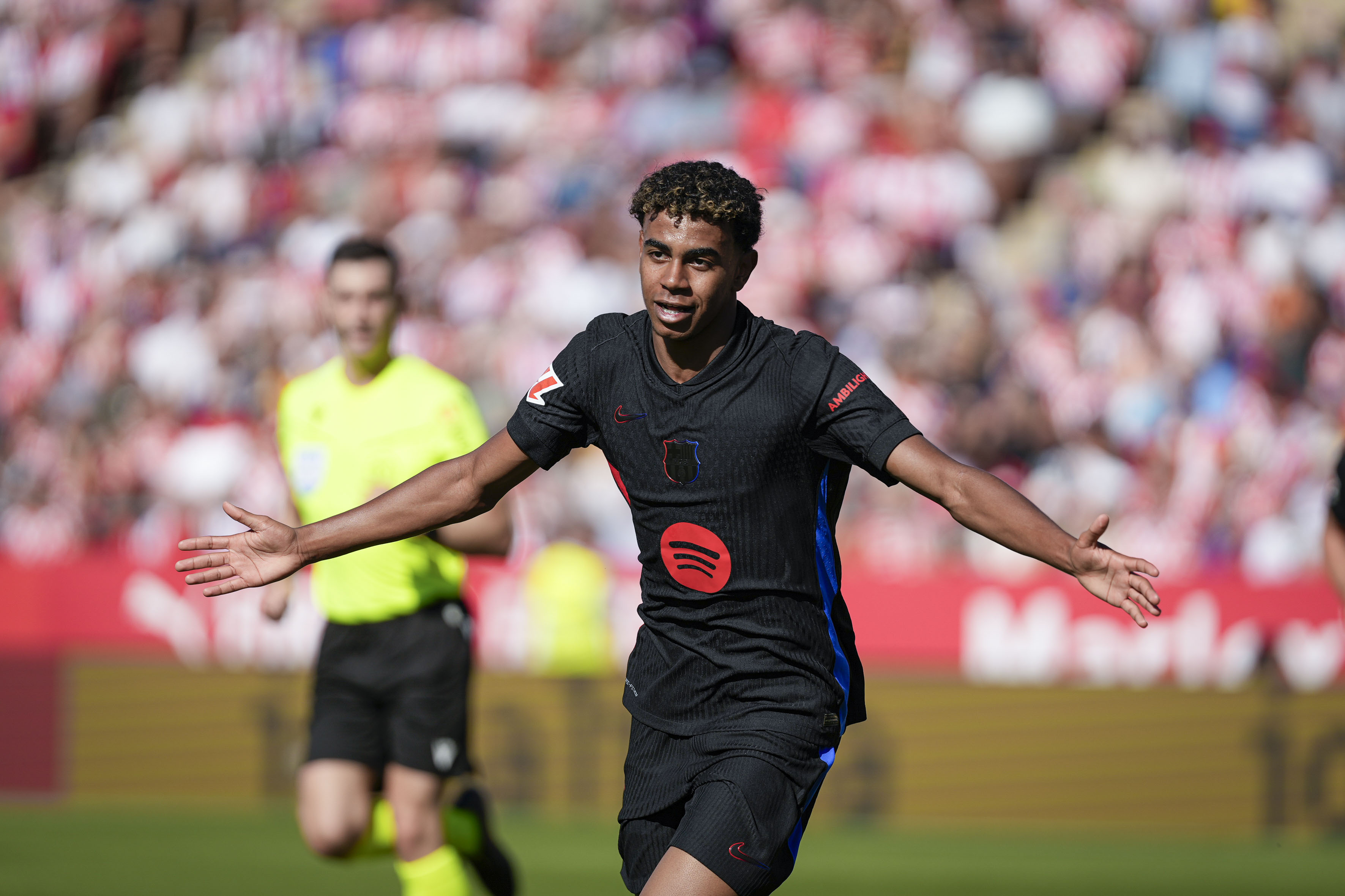 GIRONA (CATALUÑA), 15/09/2024.- El delantero del Barcelona Lamine Yamal celebra tras anotar un gol ante el Girona este domingo, durante el partido de la 5a jornada de LaLiga EA Sports, entre el Girona FC y el FC Barcelona, en el estadio Montilivi de Girona. EFE/ David Borrat