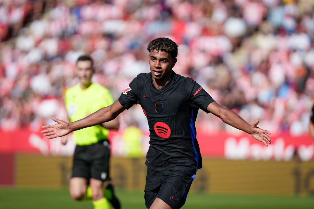 GIRONA (CATALUÑA), 15/09/2024.- El delantero del Barcelona Lamine Yamal celebra tras anotar un gol ante el Girona este domingo, durante el partido de la 5a jornada de LaLiga EA Sports, entre el Girona FC y el FC Barcelona, en el estadio Montilivi de Girona. EFE/ David Borrat