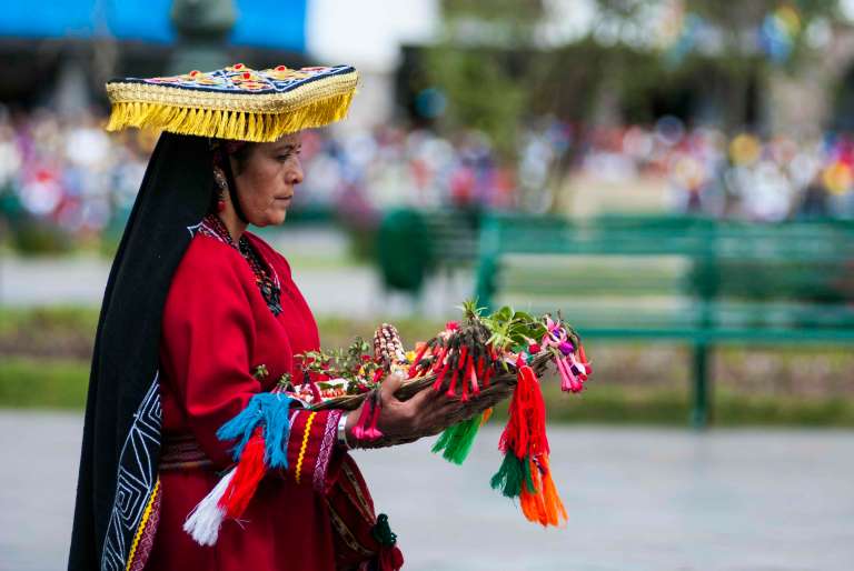 La celebración no solo es un espectáculo visual y espiritual, sino también una oportunidad para disfrutar de la gastronomía andina. Platos como el chiriuchu, el chairo y la huatia ofrecen sabores únicos preparados con técnicas ancestrales. Comer en Cusco durante el Inti Raymi es saborear historia viva.